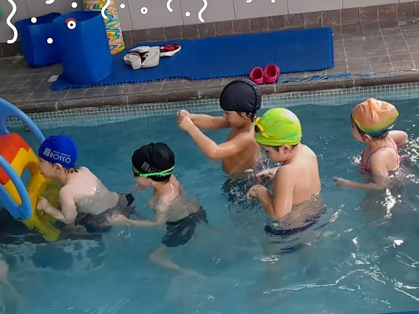 Chicos en clase en la pileta escuela del Centro Deportivo Rosso