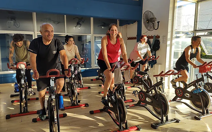 Clase de spinning en la sala del Centro Deportivo Rosso