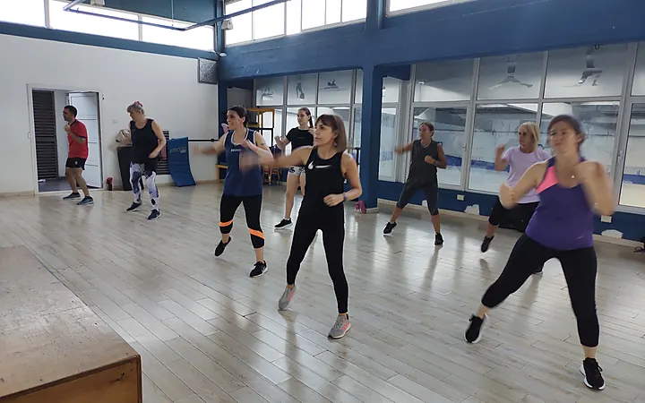 Clase de entrenamiento funcional en el salón de espejos